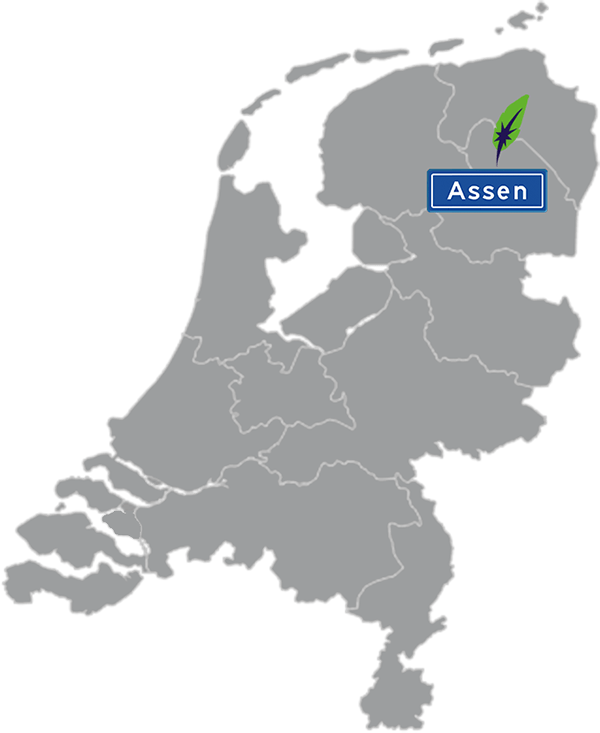 Grijze kaart van Nederland met Assen aangegeven voor maatwerk taalcursus Spaans zakelijk - blauw plaatsnaambord met witte letters en Dagnall veer - transparante achtergrond - 600 * 733 pixels